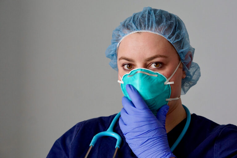 Nurses and doctors: ‘We are forced to reuse masks’