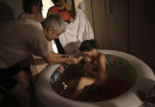 How do water births help with pain relief? How do water births help with pain relief?