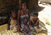 Malawi drought: “I’m pregnant, but I’ve got nothing to eat.” Ellena Baziliyo and her daughters.