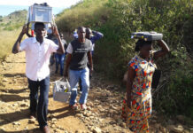 Beer and stinky feet could be a fatal combination – for mosquitos A research team installs novel solar-powered mosquito traps on rural Rusinga Island in Western Kenya.