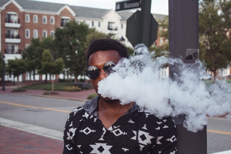 [WATCH] Why is the tobacco industry comparing vapes to HIV treatment?